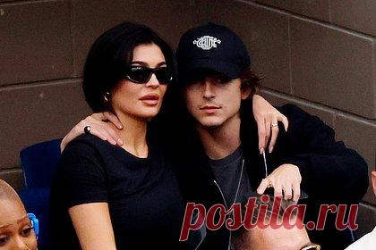 Интимный момент между Кайли Дженнер и Тимоти Шаламе попал на фото папарацци. Телезвезда Кайли Дженнер и актер Тимоти Шаламе вновь попали в объектив папарацци в Париже. Их сфотографировали у ресторана Folderol Wine Bar, куда они направились на день рождения рэперши Rosalia. На кадры попал интимный момент: Дженнер держала Шаламе за палец, когда выходила из машины.