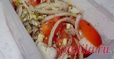 Приготовьте к мясу прекрасную закуску из помидоров и лука. Взрывной рецепт! Ингредиенты: Помидоры свежие — 0,5 кг. Лук — 1 головка Для маринада: 1 ч.ложка меда 4 ложки растительного масла 3 зубчика чеснока 2 ст.л. лимонного сока 1 ч.ложка сушеного базилика  соль — на кончике ножа Красный молотый перец -1 маленький стручок Приготовление: Помидоры нарезаем кружочками, лук — полукольцами. Готовим маринад: чеснок мелко изрубить ножом (не выдавливать), добавить …
