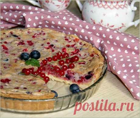 Пирог с красной смородиной, голубикой и фундуком.