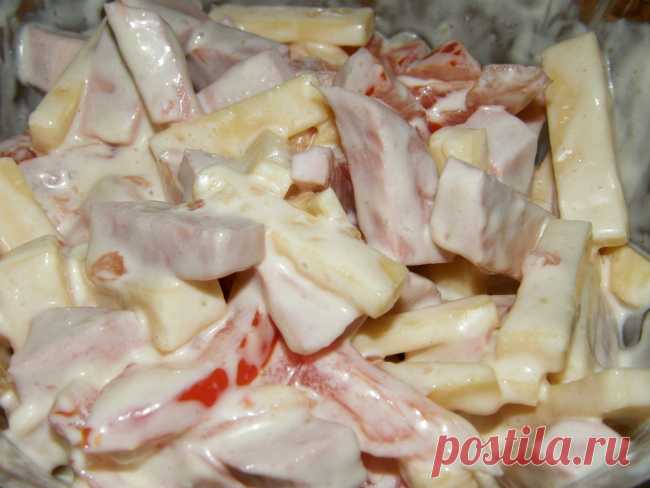 Салат с сыром, ветчиной и помидорами