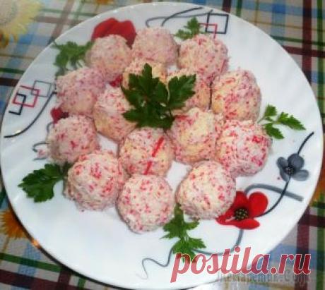 Крабовые шарики с яйцом и сыром Нежный, вкусный салат из крабовых палочек, сыра, яиц, чеснока.Ингредиенты: 200 г крабовых палочек;100 г сыра;2 яйца;1 зубчик чеснока;майонез.Приготовление:Яйца отварить до готовности, охладить, залив ...