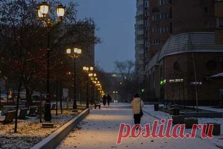 Москвичи увидят редкое полярное сияние. Москвичи в четверг и пятницу смогут наблюдать в небе редкое полярное сияние. Об этом жителей столицы предупредила сотрудник Центра прогнозов космической погоды ИЗМИРАН Мария Абунина. По словам ученого, полярное сияние можно будет увидеть благодаря магнитной буре, которая может стать одной из сильнейших в 2023 году.