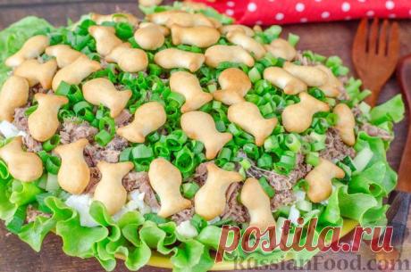 Рецепт: Салат с тунцом, огурцами и крекерами на RussianFood.com