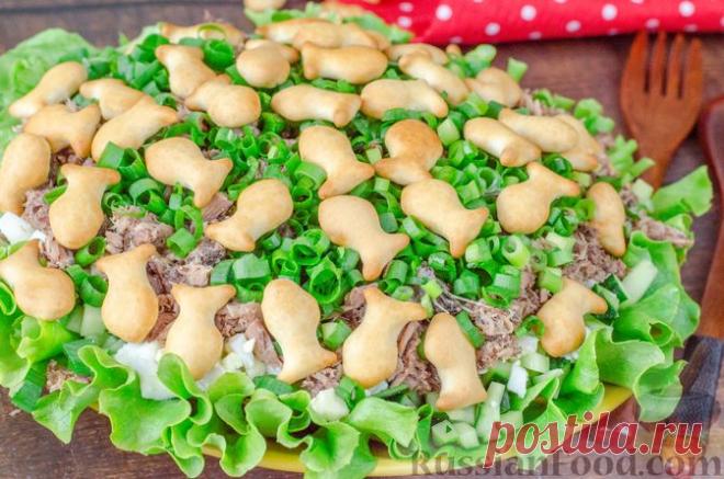 Рецепт: Салат с тунцом, огурцами и крекерами на RussianFood.com