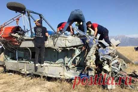 Появились подробности крушения в Турции российского пожарного вертолета. В результате крушения пожарного вертолета на юго-западе Турции погибли два гражданина России. Как сообщается, двое из семи членов экипажа погибли, остальные были ранены. «Установлено, что в аварии с вертолетом погибли российский инженер Александр Яковлев и техник Алексей Волков», — пишет местная газета Aydinlik.