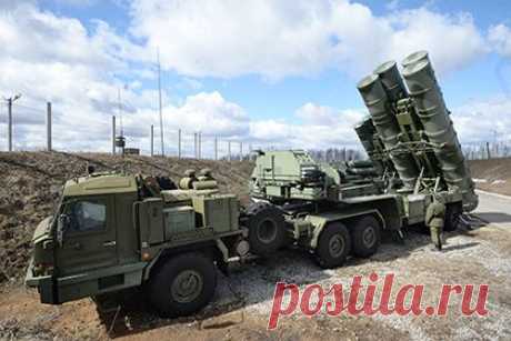 БЛОГЕРЫ ОПУБЛИКОВАЛИ ФОТО НОВЕЙШЕЙ ЗЕНИТНОЙ РАКЕТНОЙ СИСТЕМЫ С-400 В АЛЖИРЕ
С-400
Фото: Кирилл Каллиников / РИА Новости
Алжирский военный блог «Secret Difa3» опубликовал первые фото новой системы ПВО вооруженных сил страны, опознанной как российская ЗРС С-400. Тип системы был определен по марке используемых тягачей производства Брянского автомобильного завода (экспортные системы С-300ПМУ-2 использовали шасси КрАЗ).