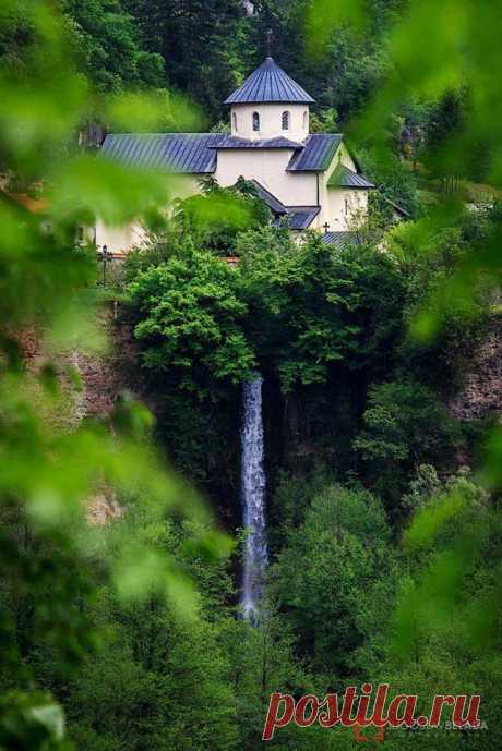 (3) Facebook