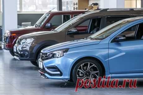 Российские дилеры пожаловались на поставку недоукомплектованных Lada Vesta. Большая часть Lada Vesta NG поступают российским автодилерам недоукомплектованными. Порядка 60-70 процентов машин, которые отгружает производитель, не оснащены кнопками ГЛОНАСС и рамкой щитка приборов. Недостающие запчасти обещают привезти позже, и дилеры готовятся устанавливать их самостоятельно.