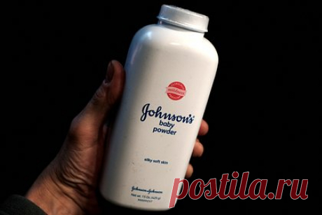 Johnson &amp; Johnson выплатит миллиарды долларов по искам о детской присыпке. Крупный американский производитель медикаментов, медицинского оборудования, средств гигиены и косметики Johnson &amp; Johnson выделит 8,9 млрд долларов на урегулирование претензий потребителей по поводу косметического талька. Как утверждают истцы, в продукции компании содержится асбест, провоцирующий рак.