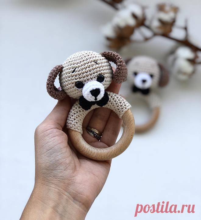 Как вязать крючком милых Щенков для детей - Схемы вязания от Vinera Eyer  - Купить МК на сайте Уровень сложности - Basic ( новичок, обладающий базовыми знаниями вязания крючком)

Описание включает в себя подробное текстовое описание погремушки щенок с необходимыми фото-подсказками

Необходимые навыки для работы

Кольцо амигуруми
Столбики без накида
Умение сшивать детали