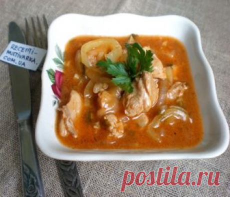 Вкусный гуляш из курицы

Ингредиенты: 

Филе куриное ( можно взять бедро) — 2 шт 
Лук репчатый — 1 шт 
Морковь — 1 шт 
Помидор — 1 шт 
Картофель — 2 шт 
Сметана — 50 г 
Мука — 1 ст. л. 
Приправа (по вкусу) 

1. Нарежьте куриное мясо на кубики. 

2. Лук нарежьте на полукольца, а морковь и помидор- на маленькие брусочки. 

3. Обжарьте куриные кусочки на растительном масле до золотистой корочки. 

4. Когда курица будет почти готова- добавьте лук, готовьте минут пять, затем до...