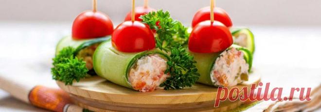 Рулетики из свежего огурца с начинкой • Рецепт Закусочные рулетики из свежего огурца с начинкой из помидор и болгарского сладкого перца с сыром Фета. Приготовьте праздничную, красивую и вкусную закуску.