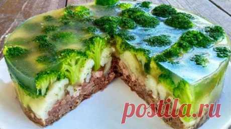 Красивый мясной заливной торт с овощами — Клевер