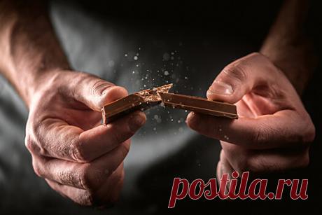 Стало известно, сколько темного шоколада можно есть в день без вреда здоровью | Bixol.Ru Ученые из Университета Тулейна установили, что в день можно безопасно употреблять одну унцию (около 30 граммов) темного шоколада. Такое количество не | Доктор: 39171