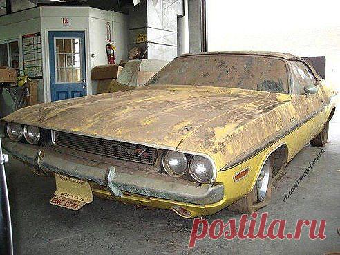 '70 Dodge Challenger R/T. Был найден в одном из заброшенных сараев в США.