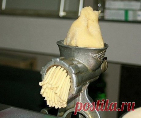 Печенье "Хризантемы" из детства
..или печенье "через мясорубку"Дорогие кулинары!                                                                          .
Чтобы не потерять рецепт,  жмите класс, а потом поделиться.
_____________________________________________________
1 ст. сахара
3 яйца
0,5 ч.л. соды + уксус или лимонный сок для гашения
250 гр. масла или маргарина
2,5-3 ст. муки

Масло или маргарин разрезать на несколько частей и дать постоять чтобы хорошо размягчился. В...