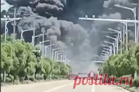 В Сети появилось видео с места взрыва на химзаводе в Китае. Дымом от крупного пожара заволокло небо.