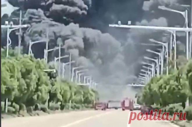 В Сети появилось видео с места взрыва на химзаводе в Китае. Дымом от крупного пожара заволокло небо.