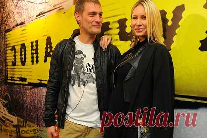 Звезда «Дома-2» ушел добровольцем на СВО. Бывший участник реалити-шоу «Дом-2» Александр Задойнов ушел добровольцем в зону специальной военной операции (СВО). Звезда телепроекта заключил контракт в Нижневартовске в пятницу, 15 декабря. По его словам, находиться дома ему не позволяет совесть. Задойнов служил в реактивном дивизионе, обучался стрелковому делу.