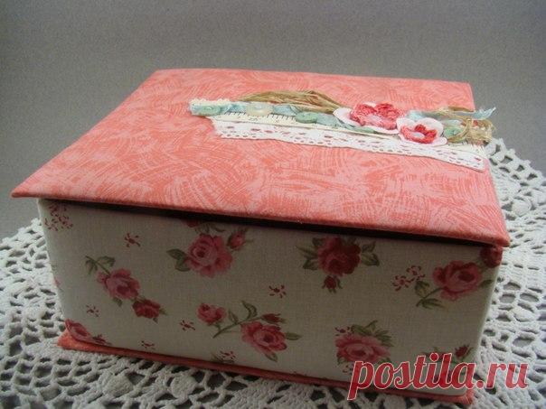 16 апреля в 12-00 МК по текстильной коробочке в технике картонаж. 

Тканевая коробка с откидной крышкой. Собираем конструкцию с нуля из картона, внутри тканевое оформление, размеры коробки 13х18, высота 6 см. Коробку можно оформить в детской тематике для хранения памятных вещей малыша (мамины сокровища) или сделать под крышкой игольницу и использовать коробку для хранения рукоделия, а для тех кто не занимается ни рукоделием, ни детками такую коробочку можно сделать как фот...