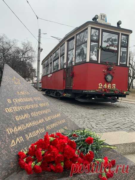 Птицы смерти в зените стоят. Кто идёт выручать Ленинград? Не шумите вокруг - он дышит, Он живой ещё, он всё слышит: Как на влажном балтийском дне Сыновья его стонут во сне, Как из недр его вопли: "Хлеба!" До седьмого доходят неба... Но безжалостна эта твердь. И глядит из всех окон - смерть. А.Ахматова