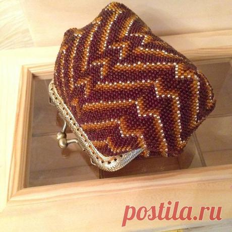 Мини косметичка для маленькой 👜. Очень удобная и вместительная. Шикарно смотрится из рубинового бисера и изумрудного #бисер #косметички #сумочка #аксесуар #гранат #изумруды #коричневый #золотой #украшения