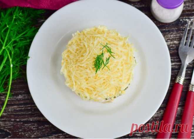 ​Слоеный салат из куриной грудки и соленых огурцов