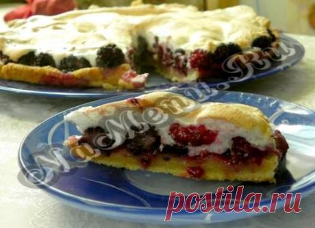 Пирог с малиной и ежевикой под белковой пеной