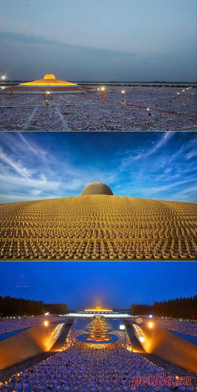 Строительство храма Wat Phra Dhammakaya было начато в 1970-х годах  по инициативе одной из неортодоксальных буддийских организаций. Организаторы даже обвинялись в коммерциализации религии, поскольку Wat Phra Dhammakaya стоимостью в 1 миллиард долларов оказался больше похожим на гигантский космический корабль, стадион или даже летающую тарелку, но никак не на традиционный буддийский храм.