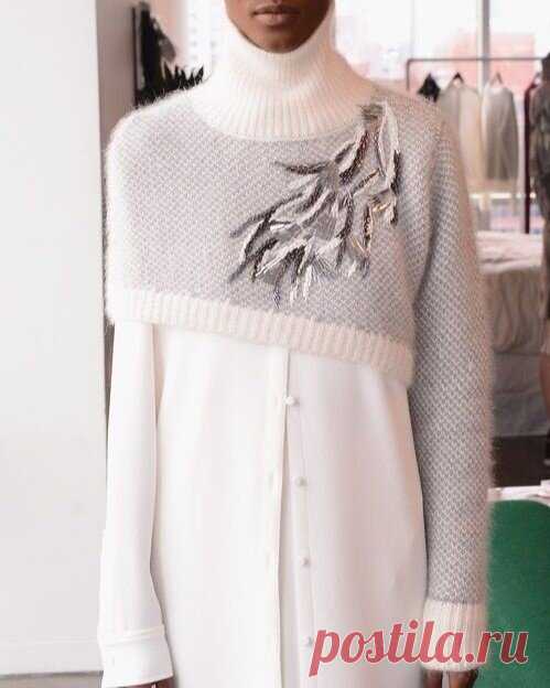 Делюсь подборкой из 15+1 интересных моделей вязаной одежды с необычным кроем. Черпаем идеи дизайнеров и переносим на свои спицы | Министерство вязальных дел | Дзен