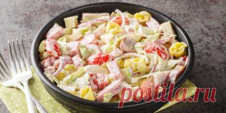 Салат с айсбергом, колбасой, помидорами и сыром: рецепт — Лайфхакер Заправка из майонеза с винным уксусом и итальянскими травами отлично дополняет салат с айсбергом и колбасой, приготовленный по этому рецепту.