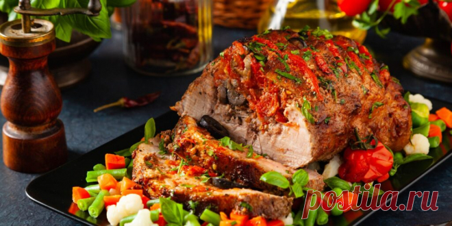 Свиная шея, запечённая с помидорами и маслинами: рецепт - Лайфхакер Свиная шея, запечённая с помидорами и маслинами в духовке по этому рецепту, станет украшением праздничного стола.