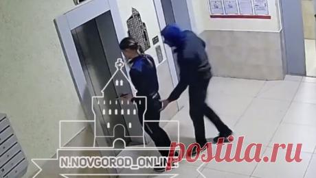 Россиянин преследовал старшеклассницу до дома и начал приставать к ней в подъезде. В Нижнем Новгороде возвращавшаяся с вечерней пробежки девушка столкнулась с домогательствами у лифта своего дома. Видео опубликовал Telegram-канал "Нижний Новгород Онлайн". Все произошло в одной из многоэтажек на Республиканской ...