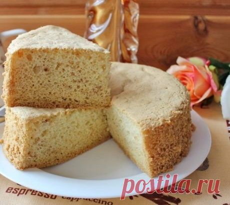 Пышный бисквит с арахисовой крошкой Такой бисквит можно использовать как самостоятельный десерт или как основу для торта.Ингредиенты:Яйцо куриное — 4 шт. Сахар — 180 г Мука пшеничная — 150 г Арахис — 100 г Сода — 1 ч. л. без горкиПриготовление:1. Арахис немного поджарьте на...