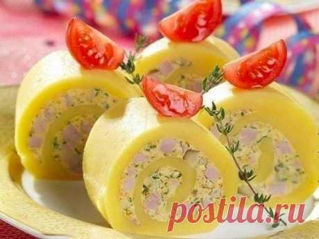 Нежный рулет из сыра, ветчины и шампиньонов