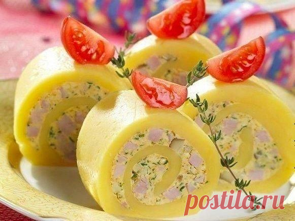 Нежный рулет из сыра, ветчины и шампиньонов