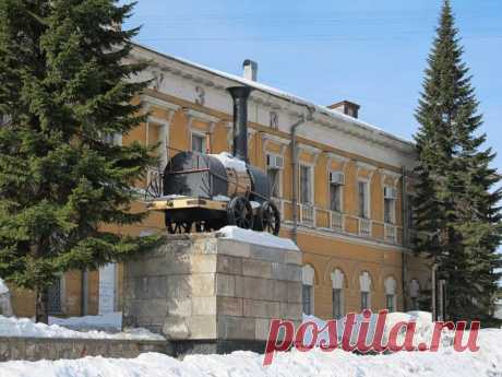 ГОРОД НИЖНИЙ.ТАГИЛ....ПЕРВЫЙ ПАРОВОЗ ПАМЯТНИК У КРАЕВЕДЧЕСКОГО МУЗЕЯ