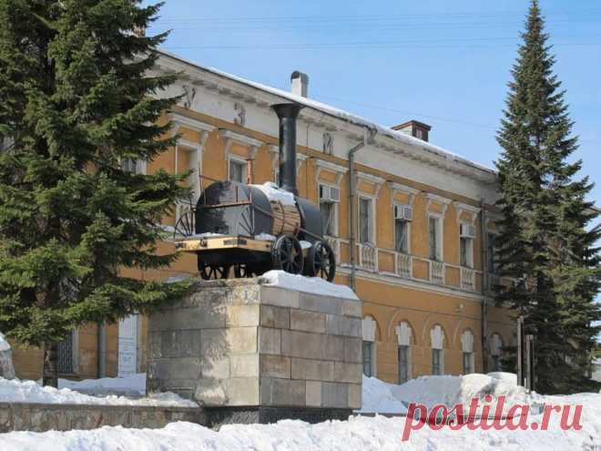 ГОРОД НИЖНИЙ.ТАГИЛ....ПЕРВЫЙ ПАРОВОЗ ПАМЯТНИК У КРАЕВЕДЧЕСКОГО МУЗЕЯ