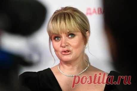 Анна Михалкова рассказала об отношении к съемкам в постельных сценах. Популярная российская актриса Анна Михалкова рассказала, как относится к съемкам в постельных сценах. По словам знаменитости, с возрастом ей стало легче решиться раздеться в кадре, поскольку она осознала, что ее профессия «подразумевает какие-то истории про интимную жизнь людей».