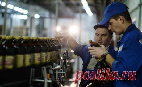 Минфин ответил на обвинения в дискредитации кваса. Квас — такой же газированный сахаросодержащий напиток, как и другие, подход к регулированию их продаж нужно унифицировать, считает Минфин. Президент «Очакова» ранее заявил о дискредитации кваса, который подпадет под акциз