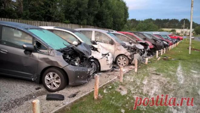 В Великобритании водитель протаранил 22 припаркованных автомобиля (7 фото) | Чёрт побери Массовая авария произошла в графстве Корнуолл на юго-западе Англии. Там вечером в воскресенье водитель Vauxhall Vectra не справился с управлением, и его машина, вылетев с проезжей части, протаранила 22 автомобиля, выставленных на продажу в специальном придорожном кармане. В результате ДТП 40-летняя пассажирка нарушителя погибла на месте происшествия. Сам виновник аварии выжил, но был г...