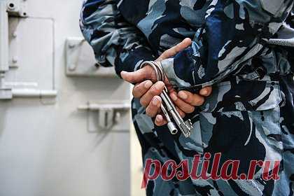 Пьяный иностранец выбросил 20-летнюю дочь с пятого этажа в российском городе. Суд в Новосибирске продлил арест мужчине, который напился и столкнул 20-летнюю дочь с балкона пятого этажа. Девушка получила травмы, в том числе позвонков, но осталась жива. Она и свидетели инцидента рассказали, что после употребления алкоголя фигурант всегда становится агрессивным по отношению к своей семье.