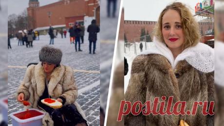 Россиян начали задерживать за фотографии с красной икрой на Красной площади. Нескольких россиян задержали за фотосессии с бутербродами с красной икрой на Красной площади. Об этом они сами рассказали &quot;Газете.Ru&quot;. По словам одной из задержанных женщин, полицейские объяснили это тем, что в сложное для страны ...