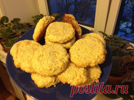 Кунжутное печенье

160 гр кунжута
70 гр муки
100 гр сахара
1 яйцо
60 гр сливочного масла
2 ч л лимонного сока
1/4 ч л соли
1/2 ч л разрыхлителя
ванилин

Для того чтобы печенье было особенно ароматным и хрустящим, кунжут нужно обжарить на сухой сковороде до золотистого цвета. Постоянно его мешайте, чтобы равномерно просушился. Вы сами почувствуете, когда хватит: появится приятный ореховый аромат. Даем кунжуту остыть.
Тем временем просеиваем в миску пшеничную муку вместе с р...