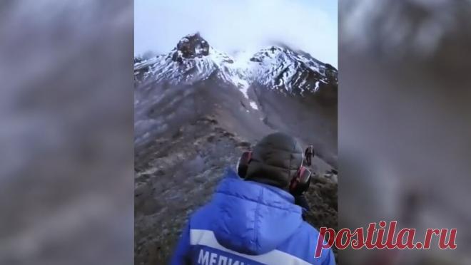 МЧС предупредило об опасности схода лавин на Камчатке. Специалисты МЧС предупреждают об опасности схода снежных лавин в горных районах Камчатки. Штормовое предупреждение будет действовать с 3 по 5 декабря. Об этом сообщает Telegram-канал ЧП Камчатка. Как отмечается, под угрозой оказались ...