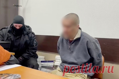 Появилось видео с задержанным стрелком из МФЦ Москвы. Следственный комитет России (СКР) показал оперативное видео с 45-летним москвичом, устроившим стрельбу в столичном МФЦ «Рязанский». На кадрах бойцы спецназа жестко ведут стрелка, нагнув его вниз и держа за руки в наручниках. В кабинете следователя задержанного обыскивают и вынимают из карманов пакет с патронами.