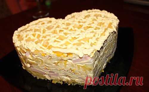 Салат «Сердце» с ананасом, овощами и ветчиной.