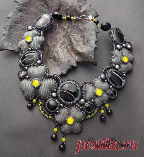 «Купить или заказать Колье ' Grey flowers' в интернет-магазине на Ярмарке Мастеров. Колье выполнено в технике 'объёмная вышивка' с натуральными камнями и японским бисером. Украшение создано в виде изящной асимметрии и прекрасно дополнит Ваш образ . Россыпь черных агатов окружают объемные цветы, ярким акцентом послужили Сваровски из новой коллекции, завораживающего жёлтого цвета. украшение прекрасно лежит на шее. Изнаночная часть - серая итальянская кожа с тиснением.» — кар...
