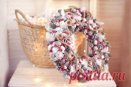 Белый Новогодний венок из шишек