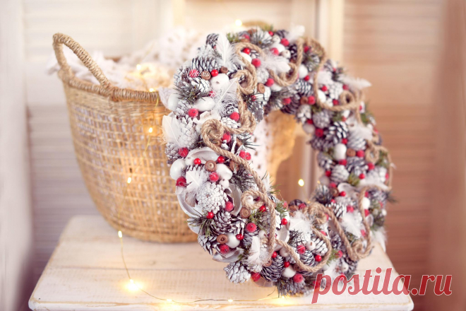 Белый Новогодний венок из шишек